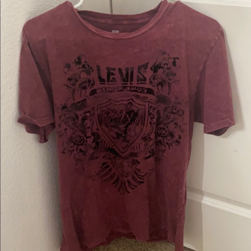 LEVIS maroon tshirt